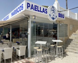 Terraza de restaurante acristalada junto al mar