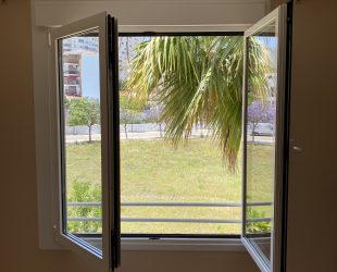 Terraza sin cerrar, con las hojas de cristal recogidas